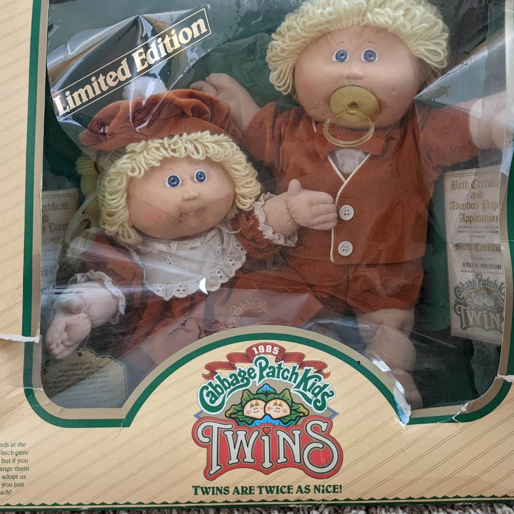 Cabbage Patch Twins doll, Boy Girl, Blond & Blue Eyes 1985 NIB New Orange Outfit